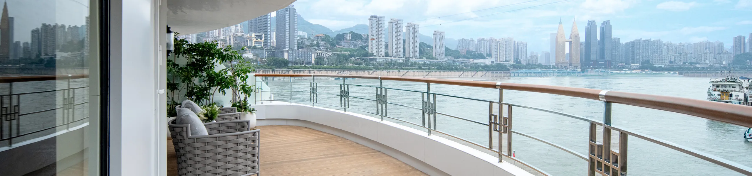 Yangzi Explorer Mandarin Suites Balcony
